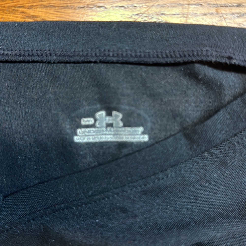 Under Armor v neck tank, size medium - Picture 5 of 5